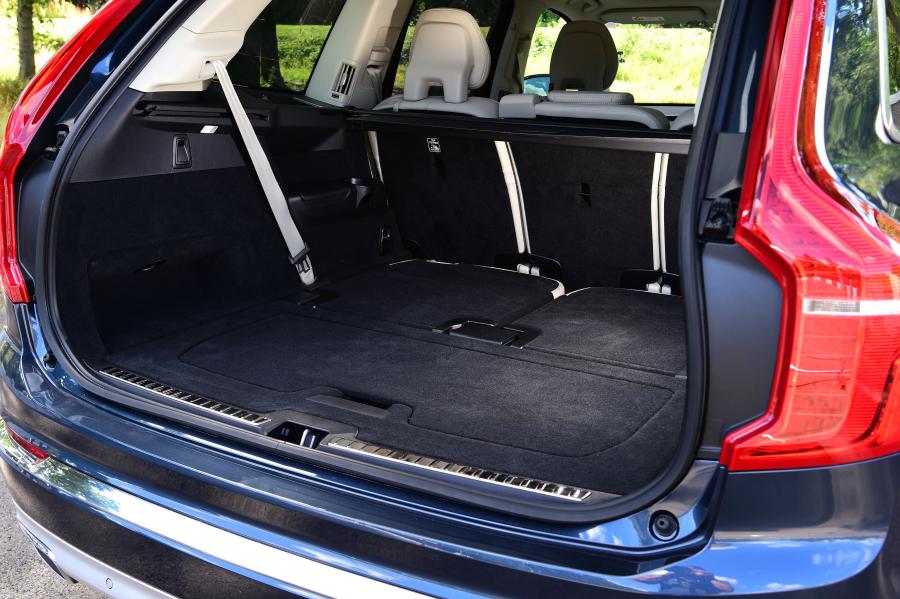Багажник Volvo XC90 B5 Inscription 2019 года  (UK) (фото 17 из 40)